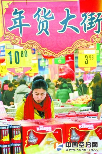 1月17日，随着春节的临近，郑州市年货市场一派红红火火喜人景象，丰富的商品满足了市民的需求。本报记者 王铮 摄