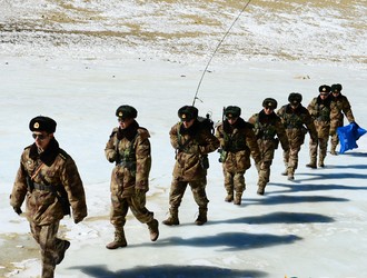 驻藏边防战士携带“氧气枕头”踏雪巡逻