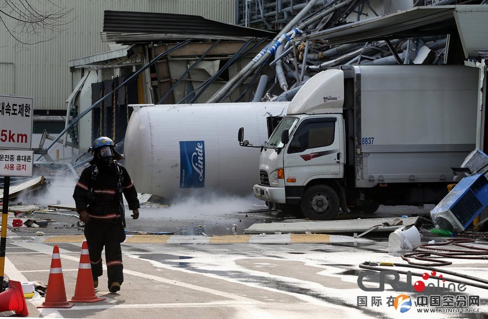 当地时间2014年2月13日，韩国南杨州，当地一家糖业制造厂的液氮储藏罐发生爆炸，导致氮气泄露。图片来源:CFP