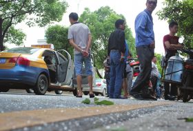 5月27日16时许，郴州一辆天然气出租车发生爆炸，车辆受损严重。图/通讯员陈华杰